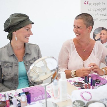 Twee dames tijdens workshop look good feel better Twee dames tijdens workshop look good feel better